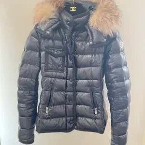 ダウンジャケット・コート MONCLER | Armoise Short Down Jacket Moncler Armoise Short Down Jacket in Black | Lyst